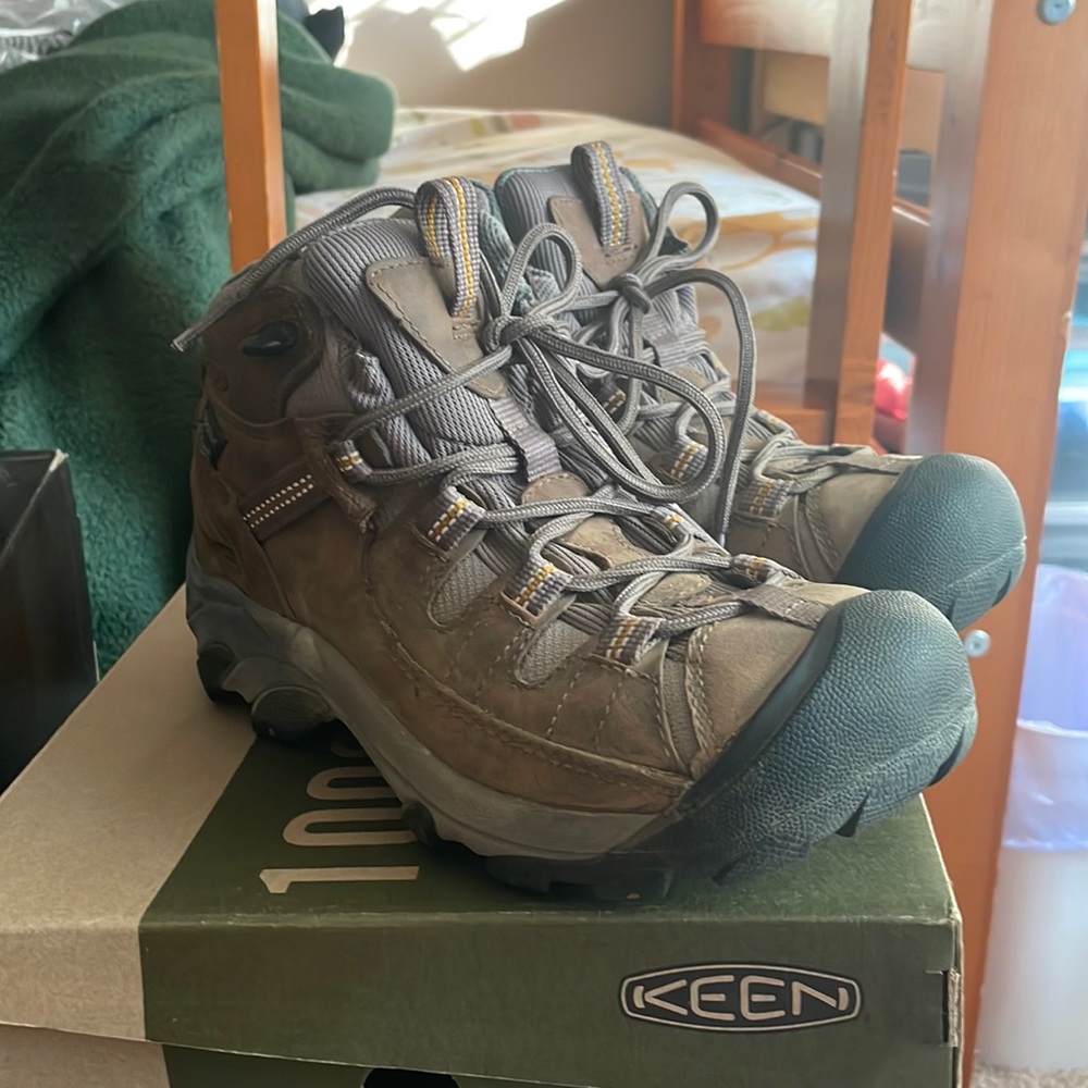 Keen hiking boots EUC